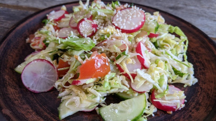 Салат з редиски та молодої капусти