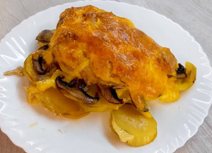 Куряча грудка запечена з грибами