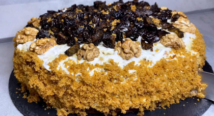 Пляцок медівник з чорносливом