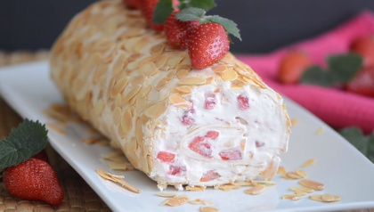 Рулет безе з полуницею