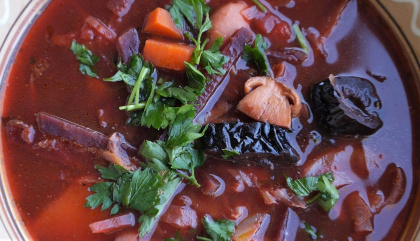 Борщ з грибами та чорносливом